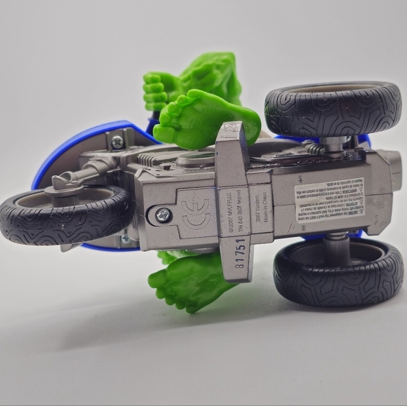 2007 Marvel Incredible Hulk Zoom 'N Go 3-Wheeler Blue Vehicle - Picture 6 of 6